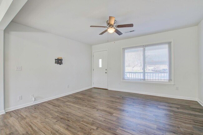 Photo - 605 Michigan Ct