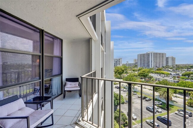 Building Photo - 800 Parkview Dr Rental