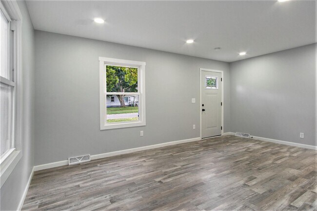 Photo - 2105 Elwood Ave