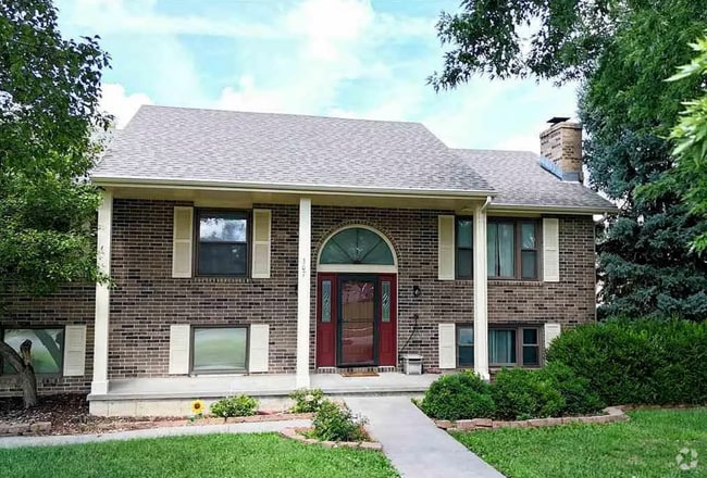 Building Photo - Beautiful Brick Front Home!
