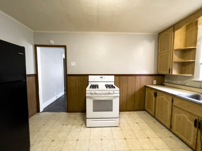 Photo - 2 Bedroom Home, Fenced in Backyard + Garage! Available Now!