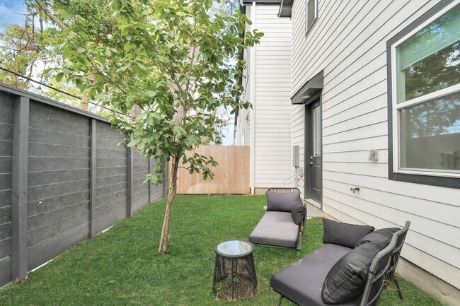 Photo - 1107 Highland Square Ln