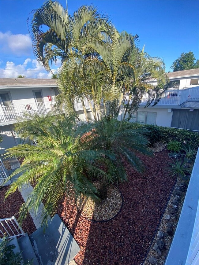 Building Photo - 2344 NE 12th St Unit J