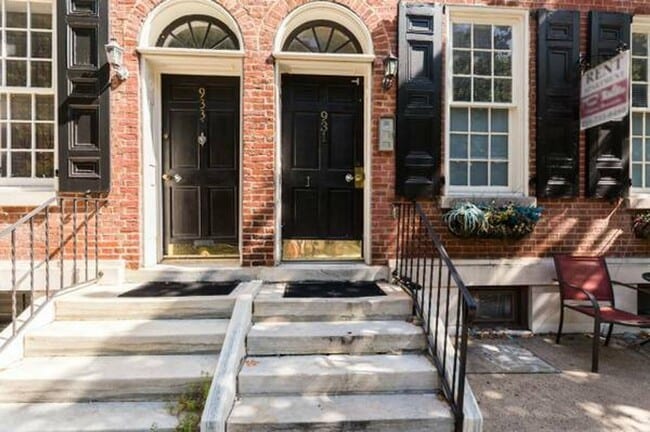 Building Photo - Roomy Bi-Level 2BR/2BA w/ In-Unit W/D in Washington Square West! Unit #G