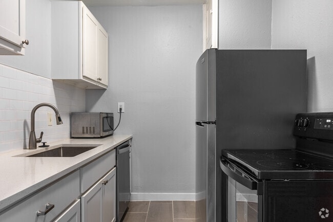 1BR, 1BA - 600SF - Unit 1 - Kitchen - 5211 Worth St