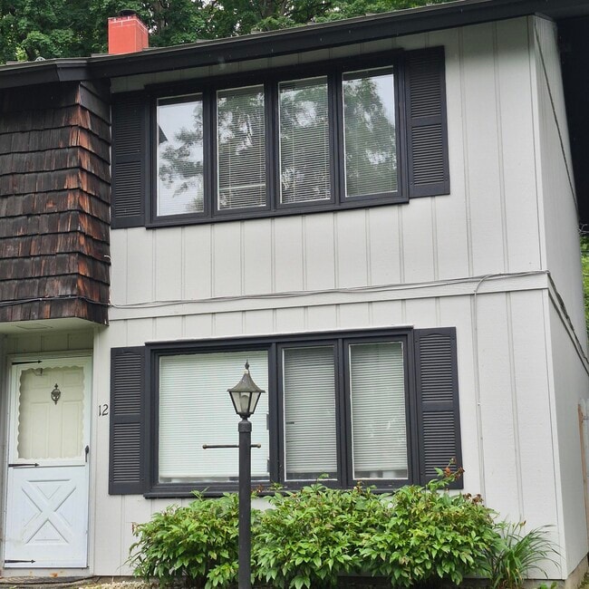 Building Photo - 12 Oakwood Dr