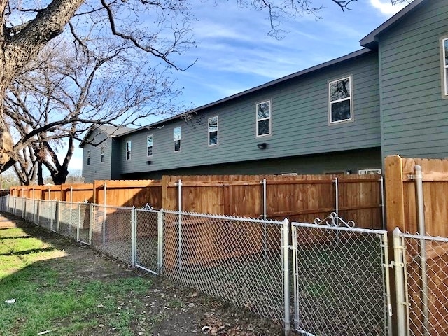 2 STORY TOWNHOMES HAVE BACK YARD