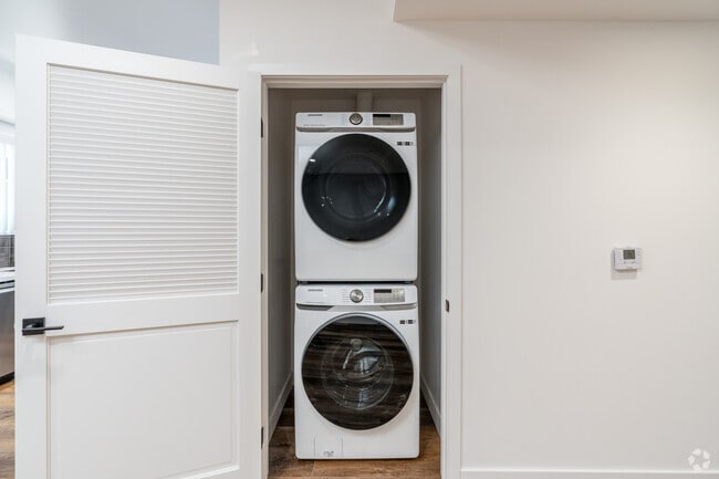 2BR, 2BA - 913SF - Laundry