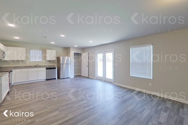 Photo - 243 Hawthorn Trail