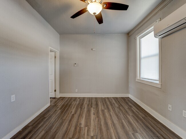 Photo - 1106 S Gentry Blvd