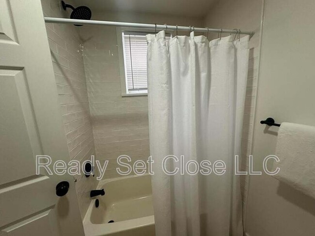 Photo - 156 W High St