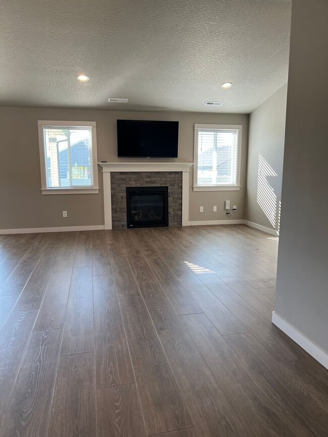 Photo - 3 CAR GARAGE