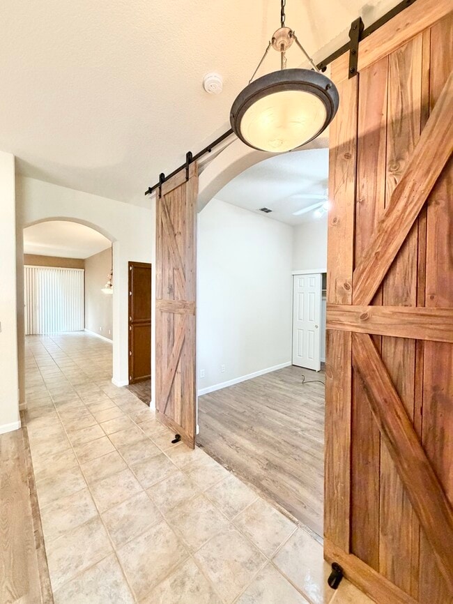 Beautiful 4-Bedroom Roseville Home with New Carpet & 3-Car Garage!