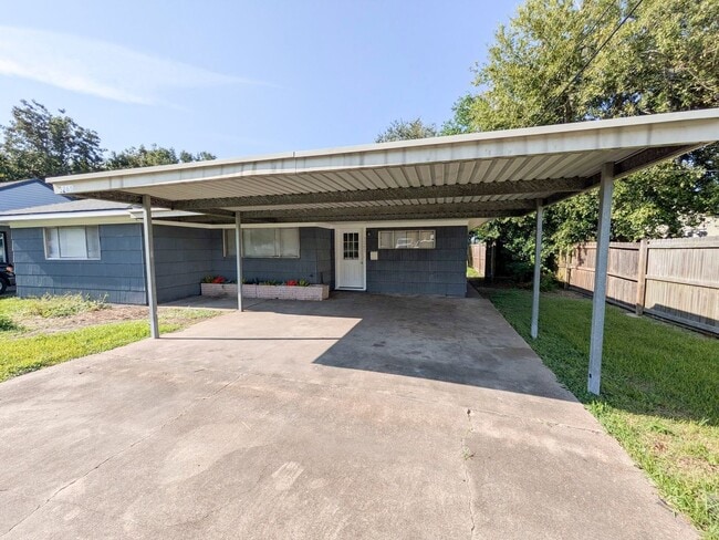 3265 East Dr