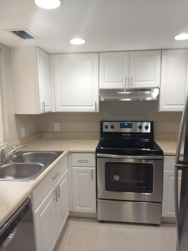 Building Photo - 1503 SE Royal Green Cir Unit V104