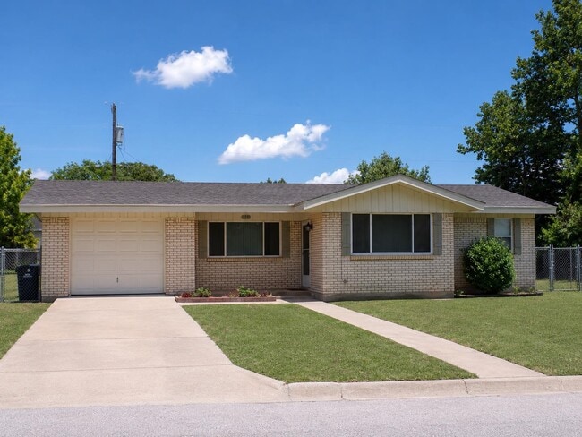 Building Photo - 313 Highland Dr