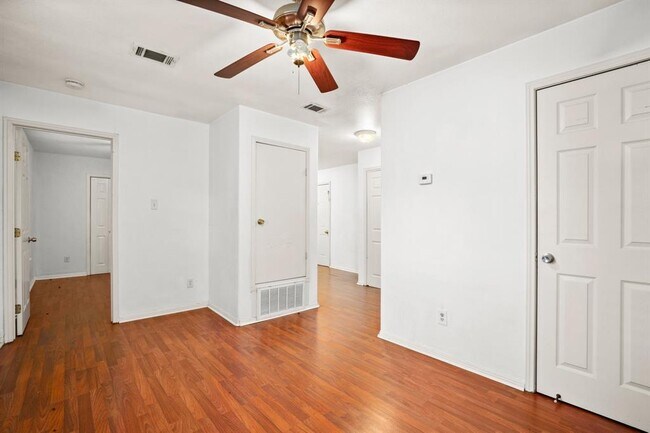 Photo - 2610 E 3rd St