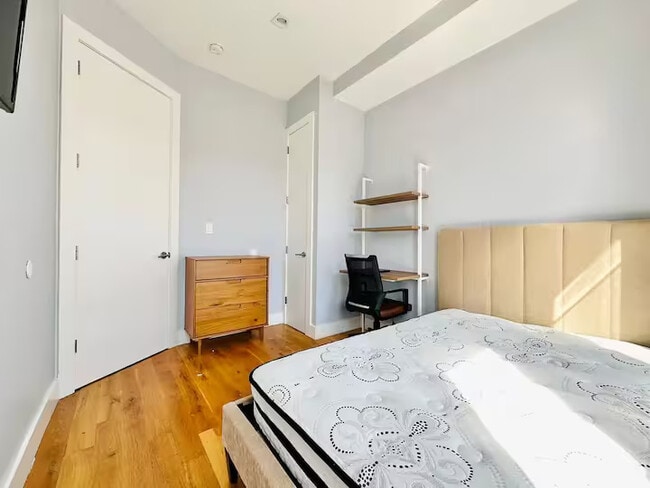 Photo - HDTV Room, Laundry, AC, 26 mins to Manhattan #510 Unidad 2R