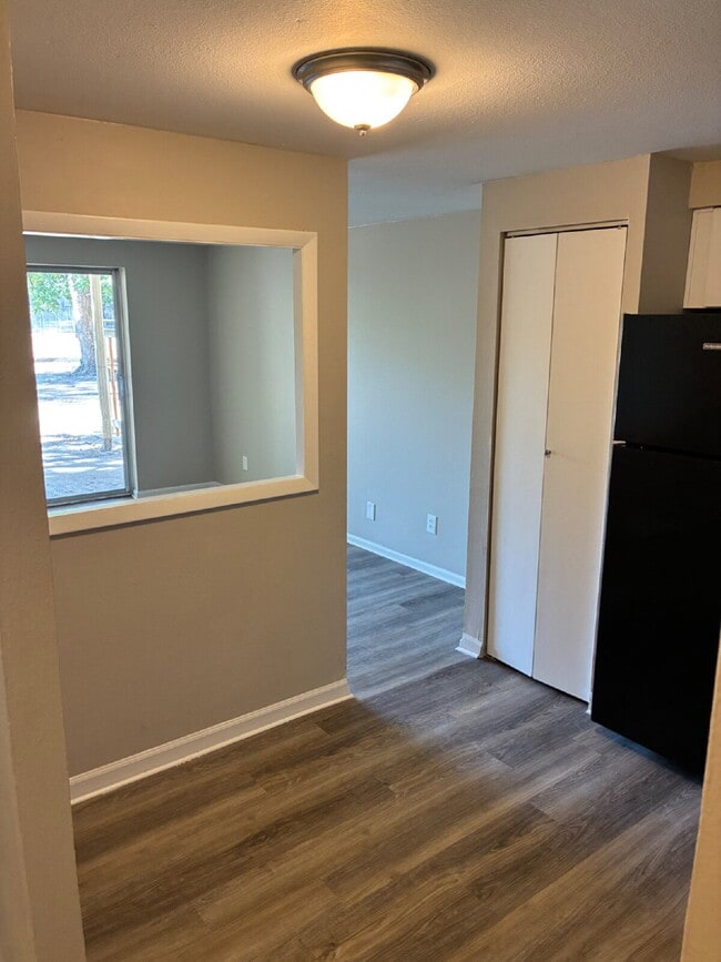 Updated 1 Bedroom 1 Bathroom on Ground Floor - Walkout Patio with easy access to amenities!