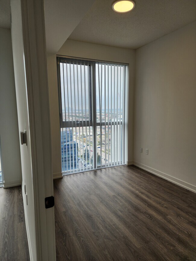 Photo - 8 Interchange Wy