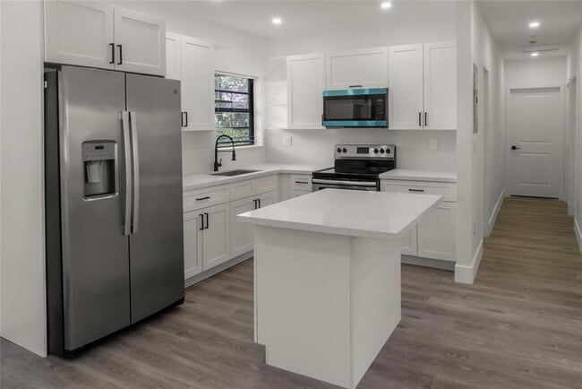 Building Photo - 2724 SW 34th Ct Unit B