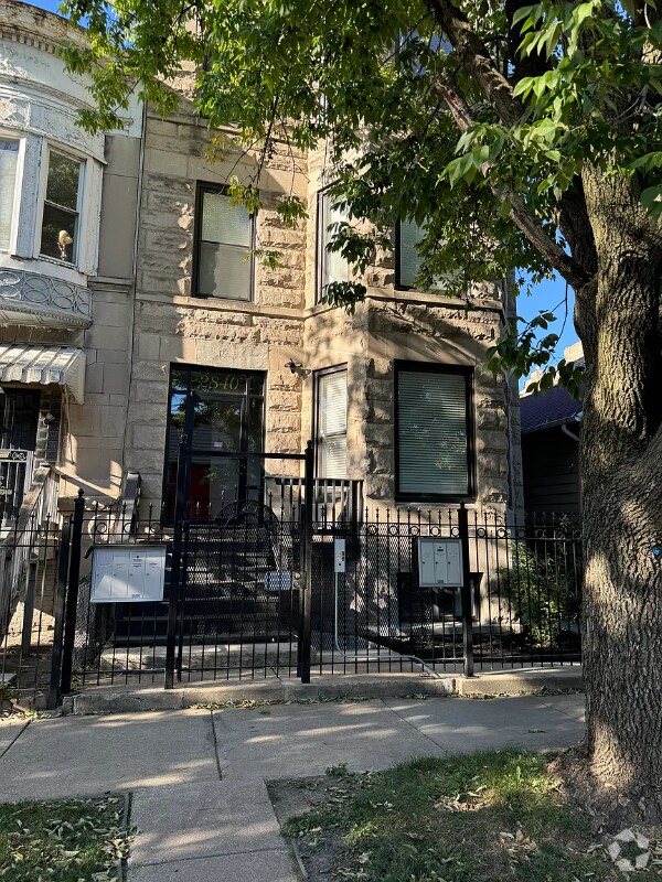 Building Photo - 2840 W Fulton St Rental