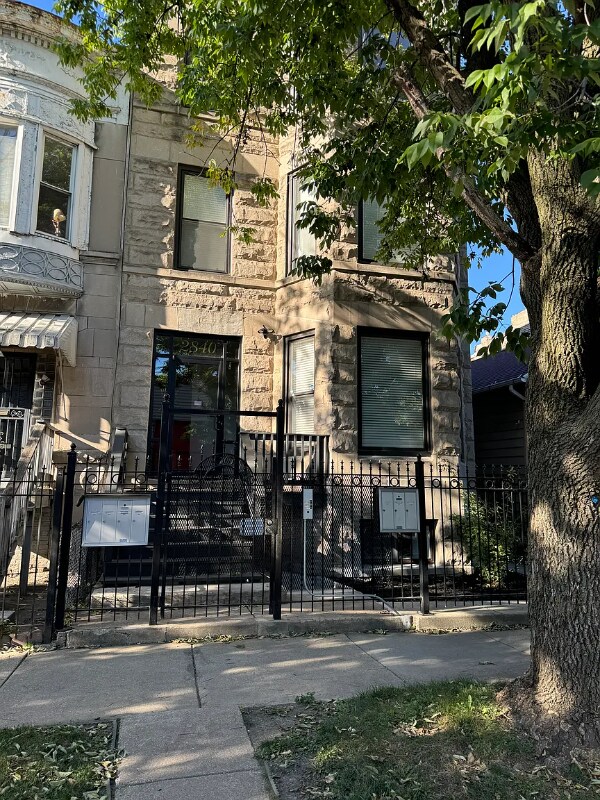 Building Photo - 2840 W Fulton St Rental
