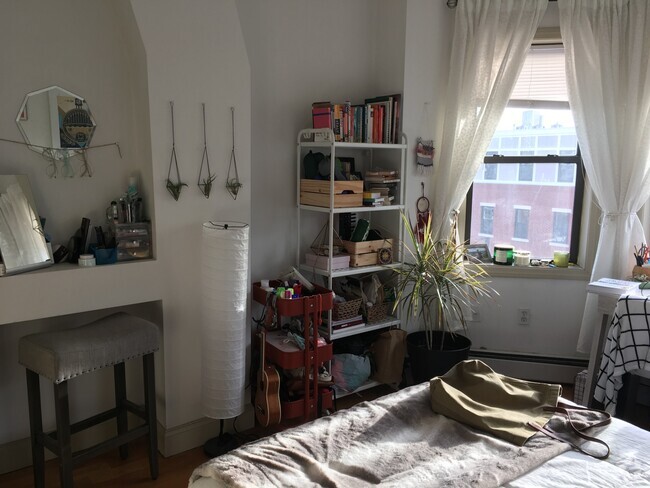 Building Photo - 1021 Tremont St Rental