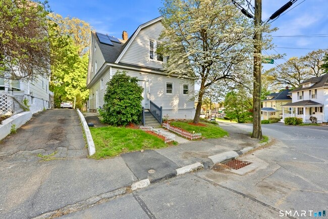 Photo - 2 Oakland Ave