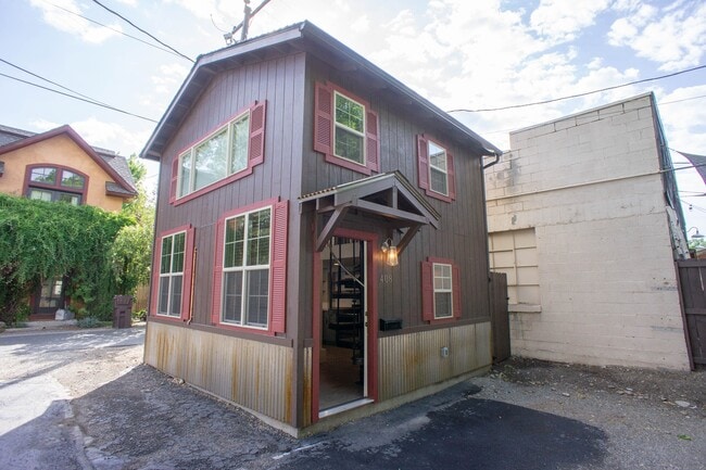 Building Photo - Downtown Tiny House