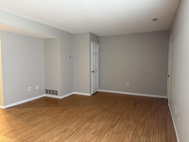 2105 Live Oak Ln