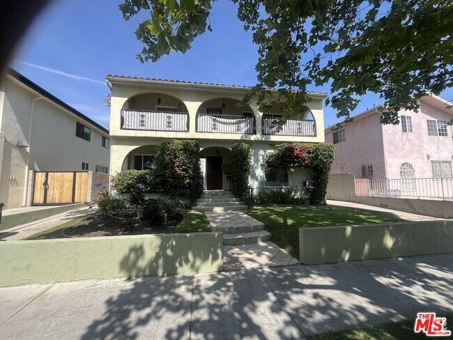 Building Photo - 606 N Sycamore Ave Unit 606 1/4 Rental