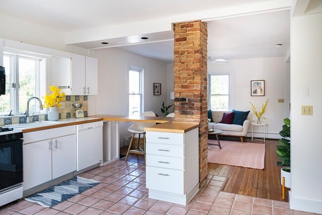 Building Photo - 128 Holworthy St