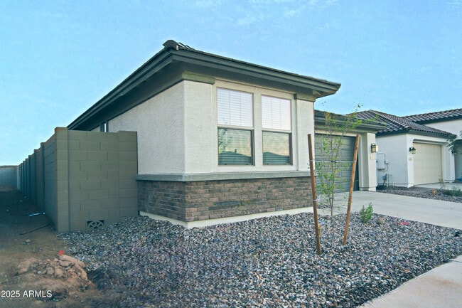 879 W Finch Dr