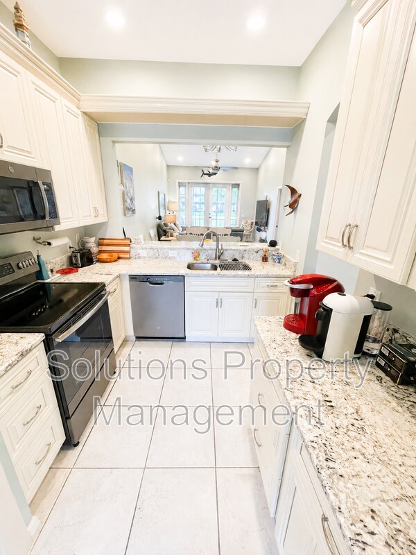 250 St Lucie Ln Unit 14