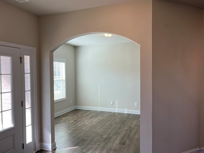 Photo - 105 Lacey Oak Ln