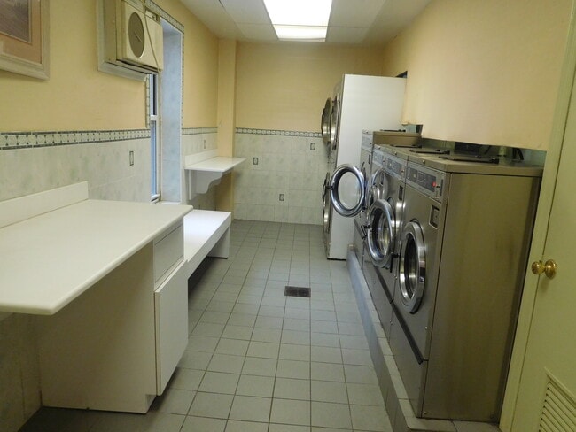 7715 Park Dr E Unit 5E