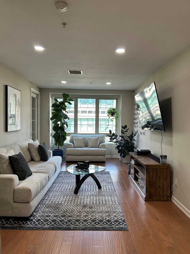 Building Photo - 1465 C St Unit 3505