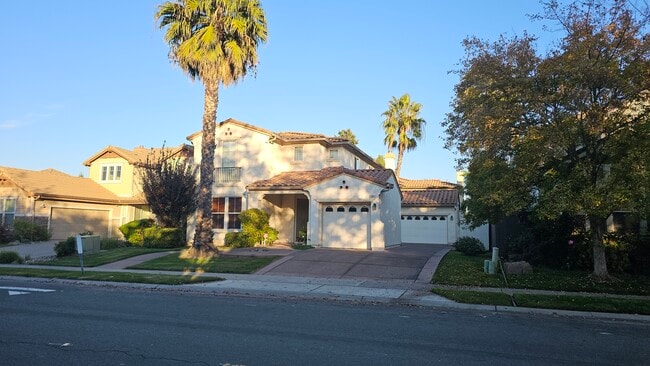 Building Photo - 5012 Crest Dr