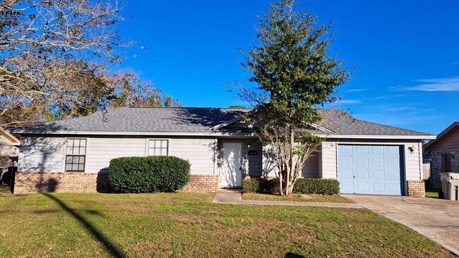 Building Photo - 3 bedroom 2 bath house available for rent!
