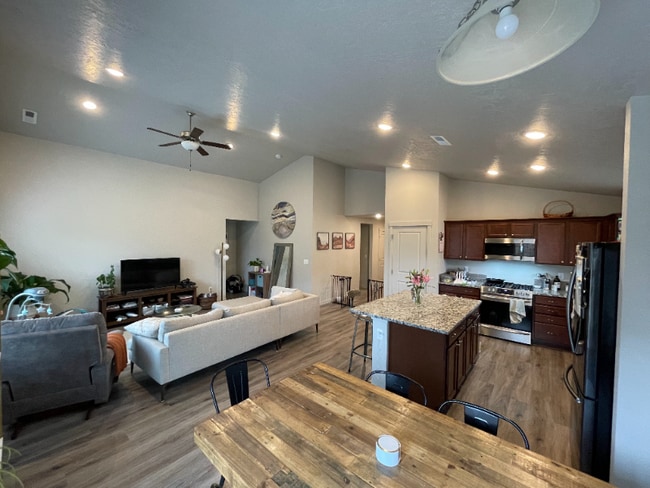 Photo - 660 SW Inby St