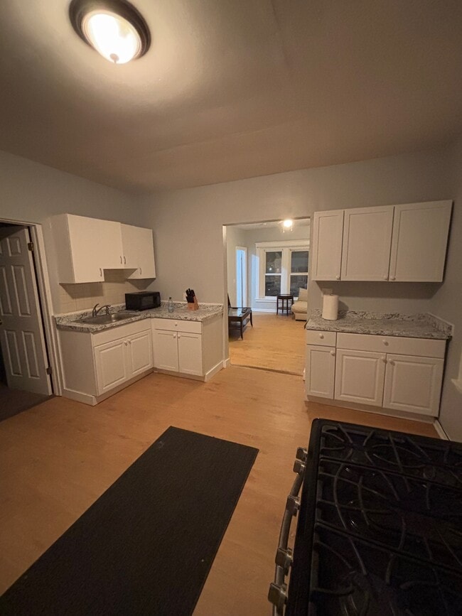 Building Photo - 243 Niagara St Unit 2 Rental