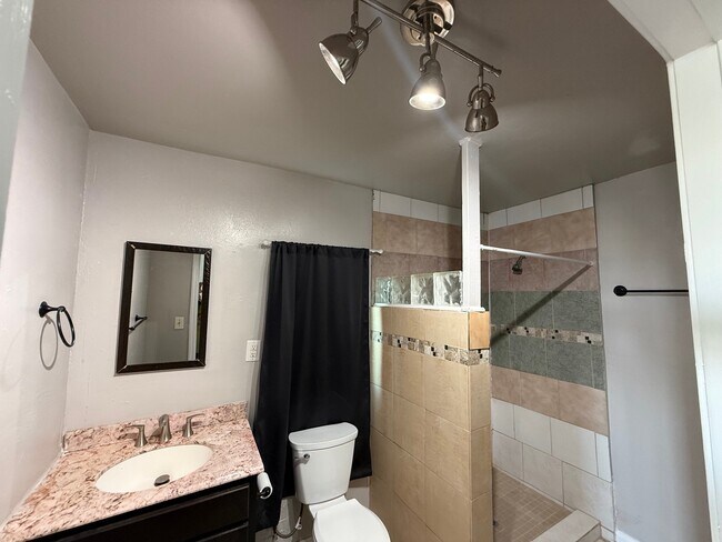 1018 Chicago Blvd Unit 2