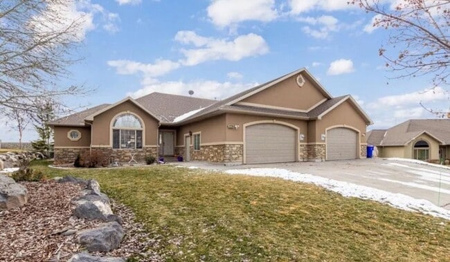 Stunning 5 bed 3.5 bath twin-home on the R... - Stunning 5 bed 3.5 bath twin-home on the R...