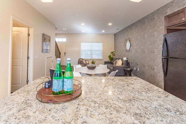 Nota: el ladrillo no está en esta unidad. - 274 Trunk St NE Unidad 274