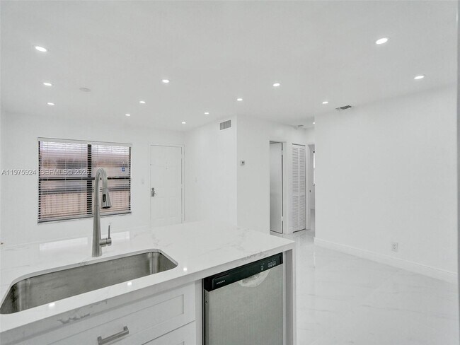 Photo - 10051 Winding Lake Rd Unidad 201