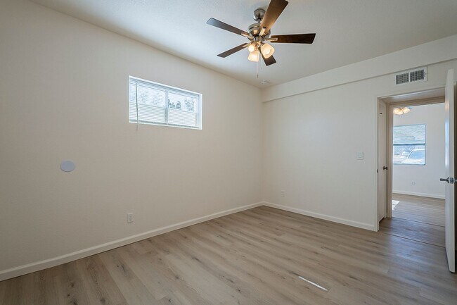 Photo - 315-317 E Lester St