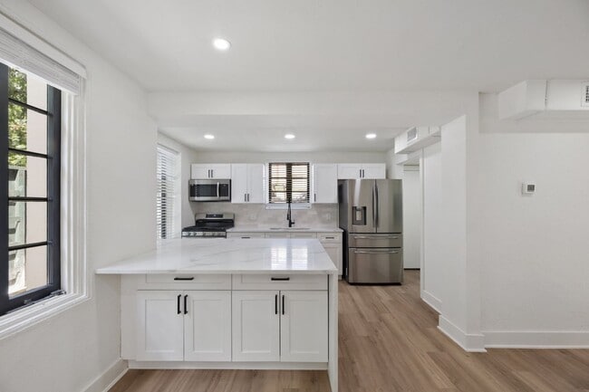 Building Photo - 6 BED 4 BATH + plus study and game room fu... Rental