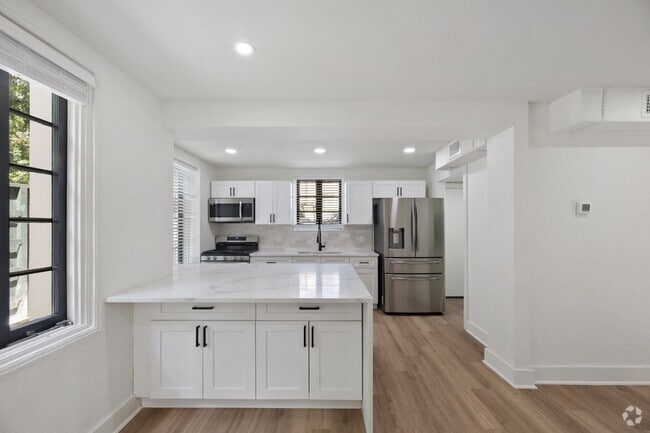Building Photo - 6 BED 4 BATH + plus study and game room fu... Rental