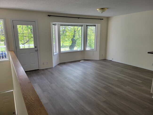 Photo - 228-226 6 Ave